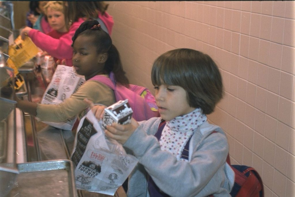children eating lunch in a school cafeteria