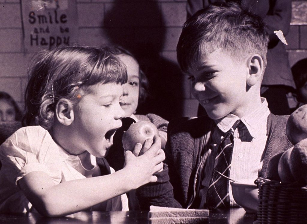 children eating lunch in a school cafeteria